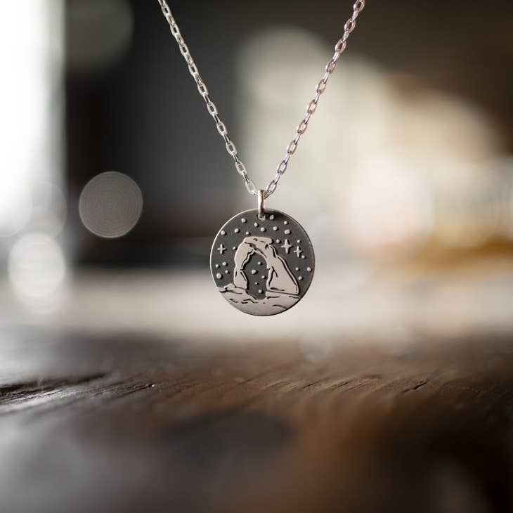 Delicate Arch Round Necklace